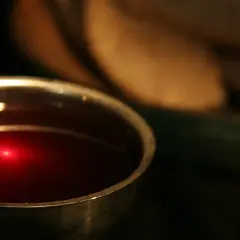 Kielich z winem i chlebem na mszy. Ile intencji może być na jednej mszy?