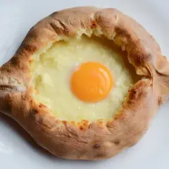 Chaczapuri adżarskie, pyszne danie z kuchni gruzińskiej. Przepisy na to danie znajdziesz w internecie.