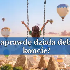 Dziewczyna na huśtawce w Kapadocji, otoczona balonami. Tekst pyta: "Jak naprawdę działa debet na koncie?".