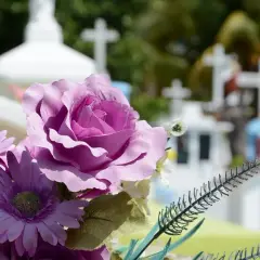 Jak zrobić stroik na cmentarz w doniczce – piękne i trwałe aranżacje