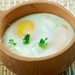 Un œuf cocotte crémeux, cuit au four, garni de persil frais. Un délice simple et réconfortant.