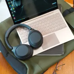 Słuchawki Sony na laptopie. Dowiedz się, jak podłączyć słuchawki do telefonu, aby cieszyć się muzyką w podróży.