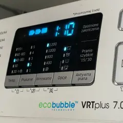 Pralka Samsung z wyświetlaczem pokazującym ikony programów i czas. Wybrane opcje: 1:10, opóźnione zakończenie, pranie szybkie.
