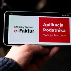 Telefon wyświetla ekran aplikacji "Krajowy System e-Faktur" i "Aplikacja Podatnika". To przyszłość certyfikatów KSeF.