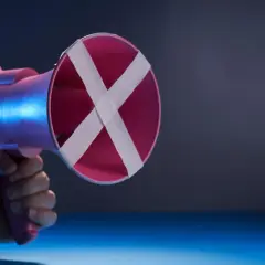 Różowy megafon z taśmą krzyżującą na wylocie, symbolizujący shadowban i niemożność wyrażenia głosu.