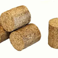Cztery cylindryczne brykiety z kartonów, jeden stoi osobno, a trzy leżą obok siebie.