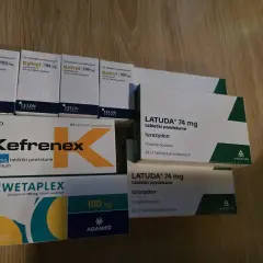 Kilka opakowań leków: Ketrel na co stosuje się w leczeniu schizofrenii i choroby dwubiegunowej, Kefrenex, Kwetaplex i Latuda.