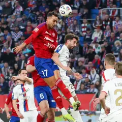 Piłkarze walczą o piłkę w powietrzu podczas meczu Górnik Zabrze – Raków Częstochowa.