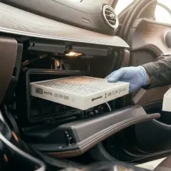 Changement du filtre habitacle. Un filtre à charbon actif pour une meilleure qualité de l'air et une durée de vie prolongée.