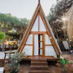 Descubre los mejores camping Andalucía. Glamping en un entorno natural con tiendas tipo cabaña y zonas de descanso.