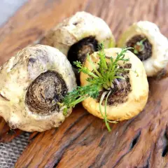 Kilka korzeni maca na drewnianej desce. Zastanawiasz się nad korzeń maca skutki uboczne?