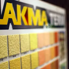 Próbki tynków zewnętrznych LAKMA z Wadowic. Różne faktury i kolory, od żółci po pomarańcz.