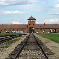Brama obozowa Auschwitz, gdzie kiedyś przybywały pociągi z ludźmi.