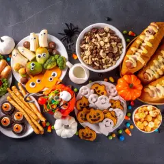 Przerażająco pyszne, nowoczesne dania mięsne na imprezę w stylu Halloween: hot-dogi-potwory, serowe duchy i inne straszne przekąski.
