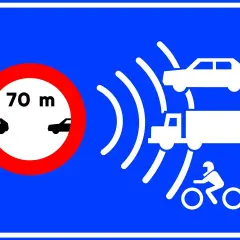 Señal de tráfico: distancia mínima de 70m entre vehículos. Un coche, un camión y una motocicleta son detectados por radar.