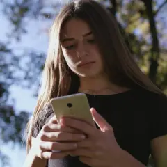 Czy rodzice mogą czytać wiadomości swojego dziecka? Prawo i etyka