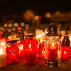 Jak ustawić znicze na pomniku, aby uniknąć niebezpieczeństw i zadbać o estetykę