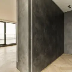Nowoczesna ściana działowa z betonu architektonicznego i drewna.
