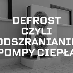 Dwie jednostki zewnętrzne pompy ciepła. Napis "DEFROST CZYLI ODSZARANIANIE POMPY CIEPŁA" informuje o procesie odszraniania.