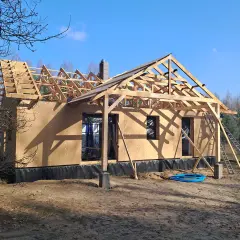 Budowa domu z drewna w stanie surowym. Zastanawiasz się, ile kosztuje drewniany dom? Tu widać postęp prac.
