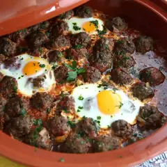 Köttbullar med ägg i tomatsås i en tagine. Ett smakrikt tagine recept som passar perfekt för en mysig middag.