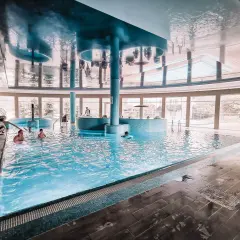Relaks w basenie hotelu Tristan. Dzieci pluskają się w wodzie, a dorośli odpoczywają przy basenie.