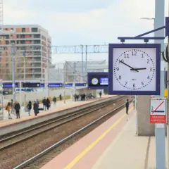 Zegar na peronie pokazuje czas, przypominając o punktualności pociągów. Zmiana czasu a pociągi – wszystko musi grać.