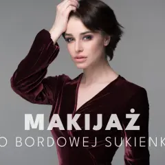Elegancki makijaż do bordowej sukienki. Kobieta w aksamitnej kreacji z wyrazistym smoky eye i delikatnymi ustami.