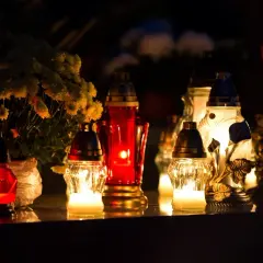Jakie modlitwy przy trumnie zmarłego przynoszą ukojenie bliskim?