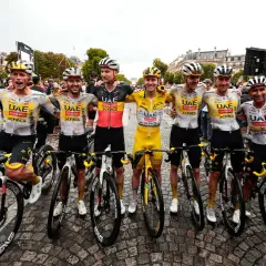 Wielrenners van UAE Team Emirates vieren hun overwinning. De Tour de France duurt ongeveer drie weken, een uitputtingsslag!