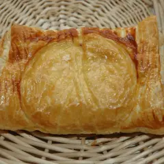 Un feuilleté de ris de veau doré et croustillant, présenté dans un panier en osier. Un délice à savourer.