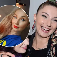 Cleo przed operacjami, z tortem i wesołym uśmiechem.