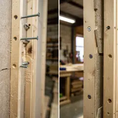 Détail de la fabrication d'une pancarte en bois : assemblage de planches de bois avec des vis, montrant la texture brute et les imperfections.