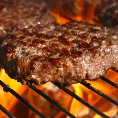 Jak smażyć hamburgery, aby były soczyste i pełne smaku?
