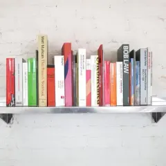 Jak ułożyć książki na regale, by uniknąć bałaganu i zyskać styl?