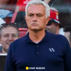 José Mourinho, znany z prowadzenia drużyny z charyzmą, na tle kibiców.