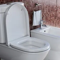 Nowoczesna łazienka z białym WC i bidetem. Zastanawiasz się, jak dobrac deske WC? Oto inspiracja.