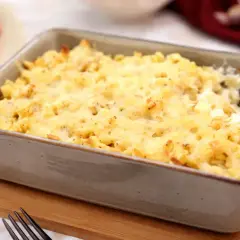 Un plat gratiné de crozets savoyards, prêt à être dégusté. Une recette réconfortante et gourmande.