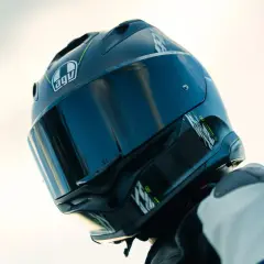 Casco moto AGV nero con visiera scura. Attenzione alla scadenza casco moto per la tua sicurezza.