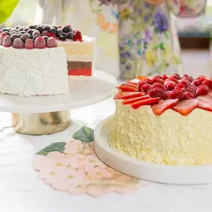 Dwa torty owocowe, idealne na imieniny. Jeden z malinami i borówkami, drugi z truskawkami i malinami.