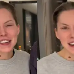 Uśmiechnięta Julia von Stein w szarej bluzie, z charakterystycznym znamieniem na szyi.