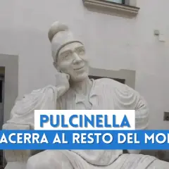 Busto di Pulcinella in marmo, con testo "Pulcinella da Acerra al resto del mondo".