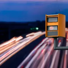 Fotoradar na autostradzie, monitorujący prędkość. Nowy taryfikator mandatów 2025 już wkrótce.