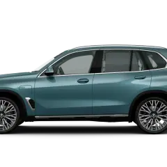 BMW X5 G05 LCI w kolorze zielonym, widok z boku, na czarnym tle.