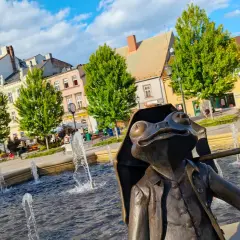 Żaba z parasolką i fontanny na Rynku w Bielsku-Białej. Urokliwe bielsko-biała atrakcje zachęcają do spacerów.