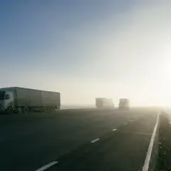 Ile płaci spedycja za km TIR? Stawki, koszty i Twój zysk!