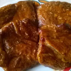 Soczysta karkówka pieczona w plastrach w rękawie, błyszcząca od sosu. Idealna na obiad.