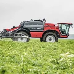 Czerwony opryskiwacz polowy HORSCH LEBB 5.230 VT w akcji na zielonym polu.
