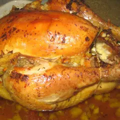 Chapon doré et juteux, prêt à être dégusté. La température cuisson chapon parfaite pour un plat savoureux.