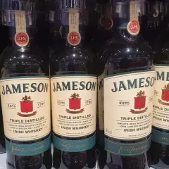 Rząd butelek Jameson Triple Distilled Irish Whiskey. Idealne na prezent lub do domowego barku, to dobre whisky z Biedronki.